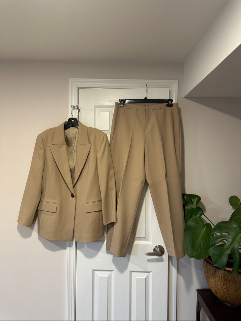Linda Allard Ellen Tracy Classic Beige Women's Suit Blazer and Pants Size 12